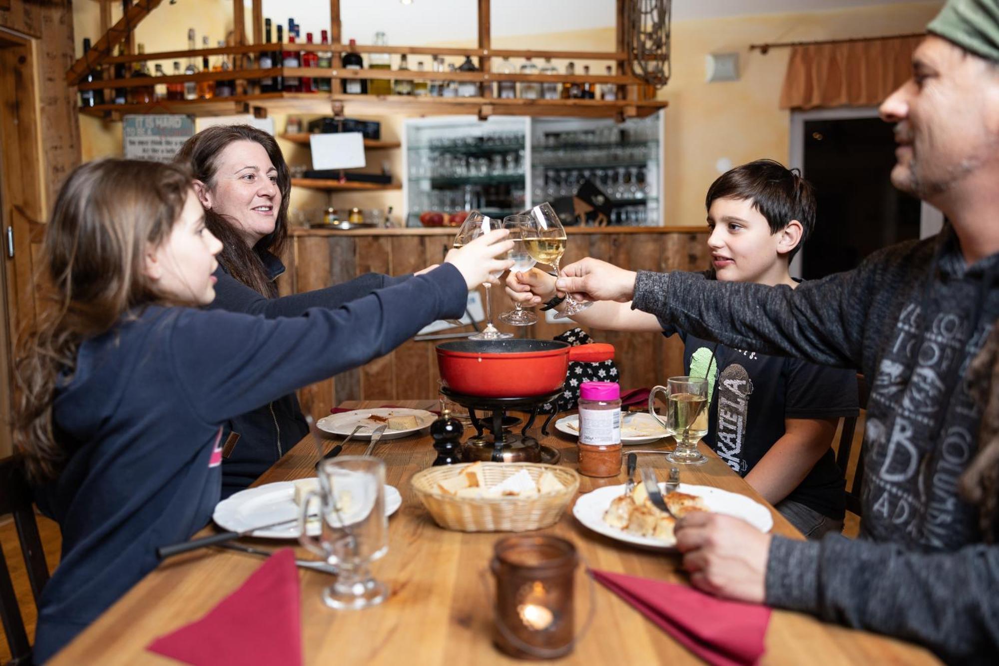 Hotel Reitstall Und Saloon San Jon Scuol Esterno foto